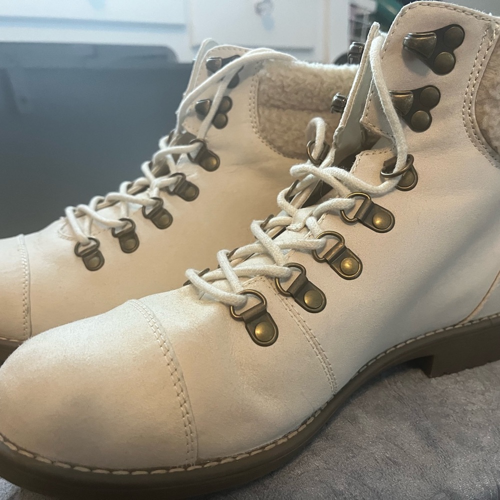Cliffs White Lace-Up Ankle Boots